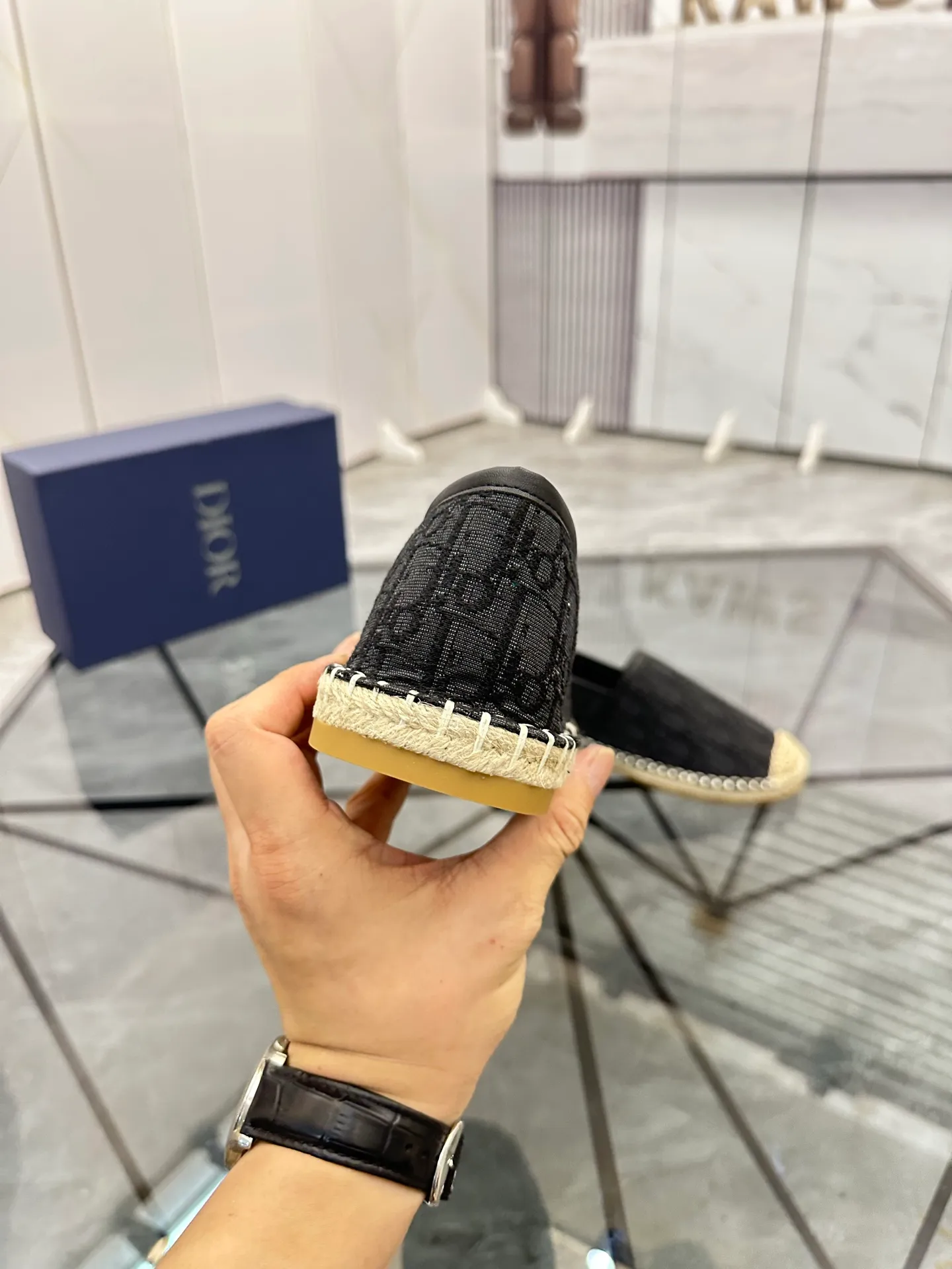 Men's shoes for sale 💰: 💰P400¥ Product trademark: Dior* "Dior*" low-top fisherman's shoes Regular size: 38-44 (can be customized to 37.45) Product materials: imported cowhide leather upper spliced ​​with original fabric, sheepskin lining, original outsole. Number: 1023